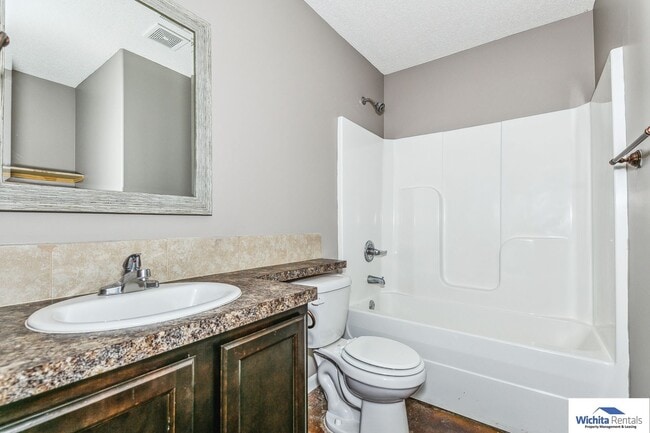 Building Photo - 3 bedroom, 2 bath duplex