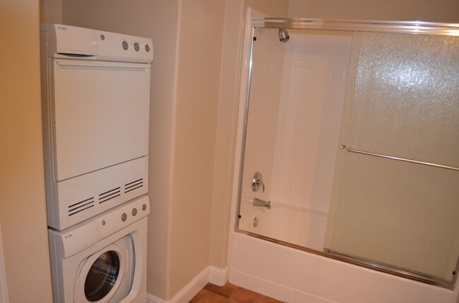 Building Photo - 2 Bed / 2 Bath Apartment | 1,021 Sq. Ft. | Washer & Dryer Included