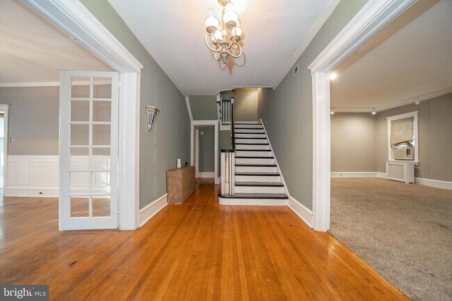 Building Photo - 709 E 20th St