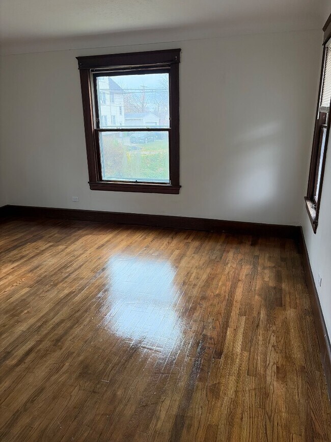 Building Photo - 1541 E 212th St