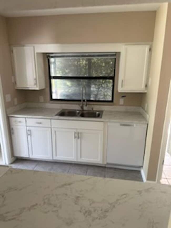 Building Photo - Updated 2BR/2.5BA Townhome w/ Office + Gar...