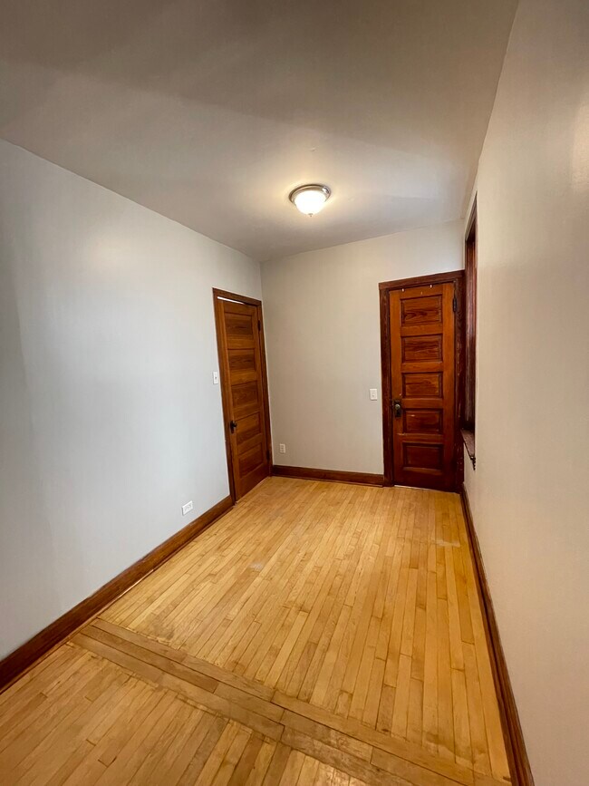 Building Photo - 3215 N Albany Ave