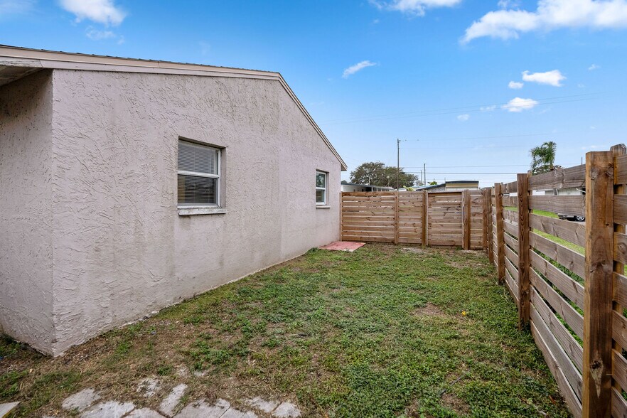 Building Photo - 1285 S Betty Ln