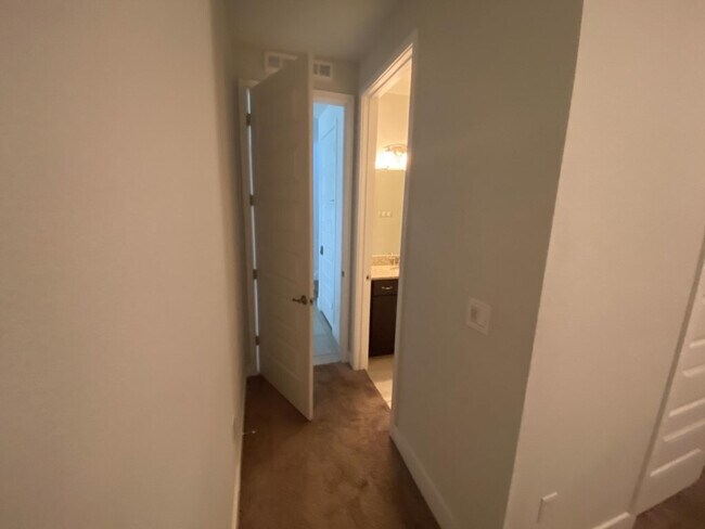 Building Photo - 350 Lasso Dr