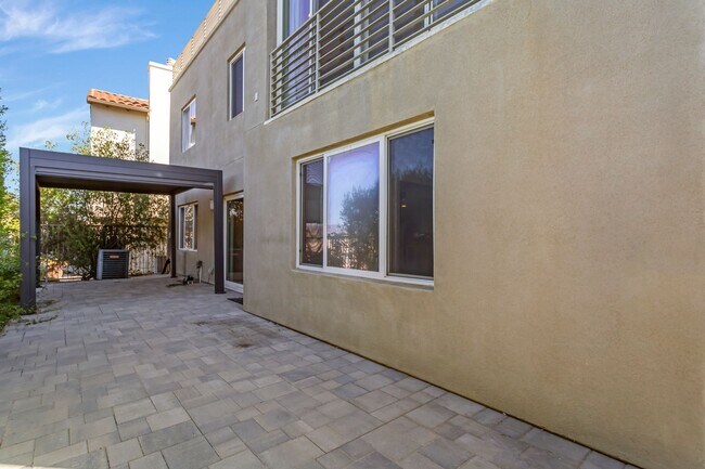 Building Photo - Modern 5-Bedroom Home with Spectacular Vie...