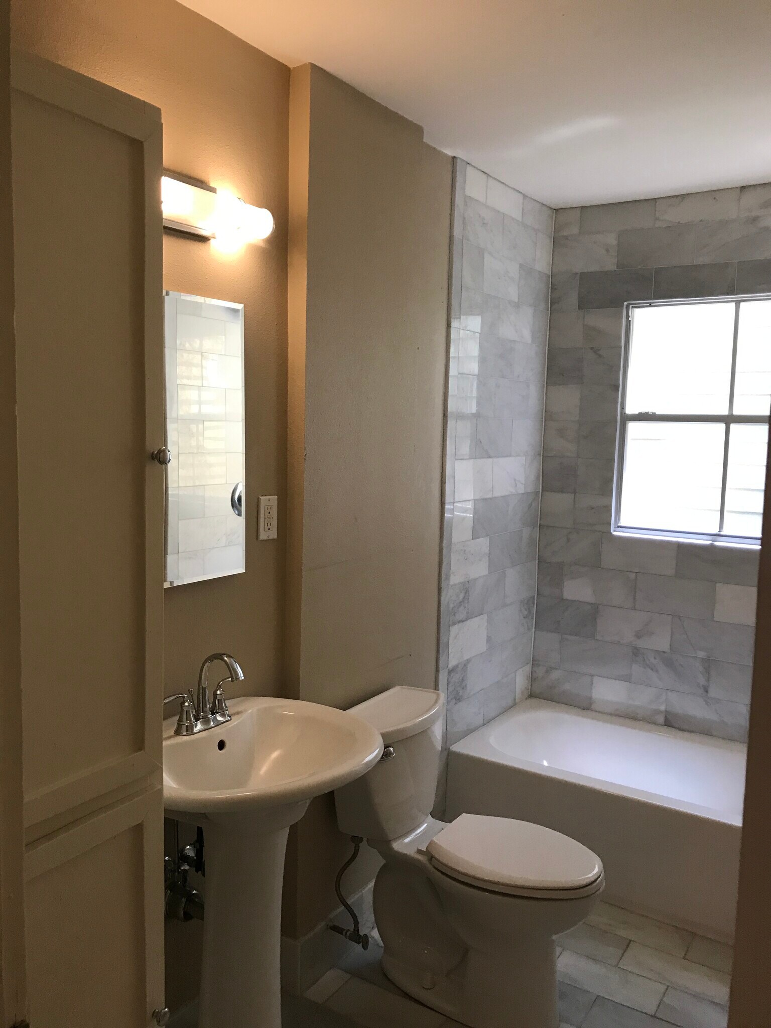 Building Photo - 906 N 6th St