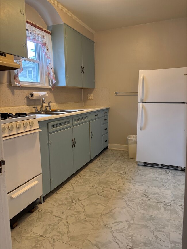 Building Photo - 104 W Buckingham Ave