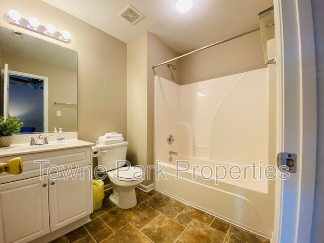 Building Photo - 326 Greendale Pl