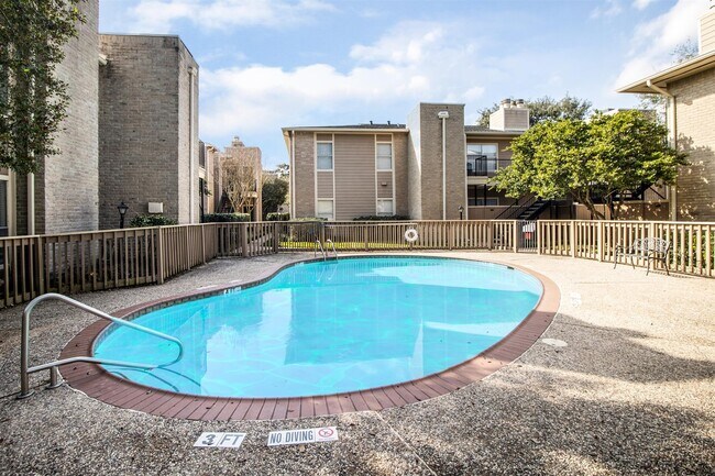 Building Photo - 728 Bering Dr