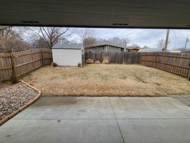 Building Photo - Beautiful newer home with everything on main level in Seaman Schools