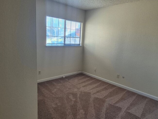 Building Photo - 3 bedroom 2.5 bath home