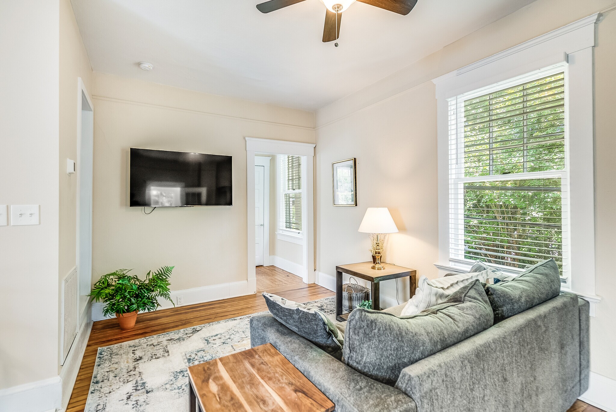 Building Photo - 602 E Victory Dr