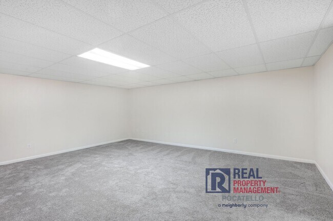 Building Photo - 4 bedroom 3 bathroom - 2 car garage -This is a must see home!