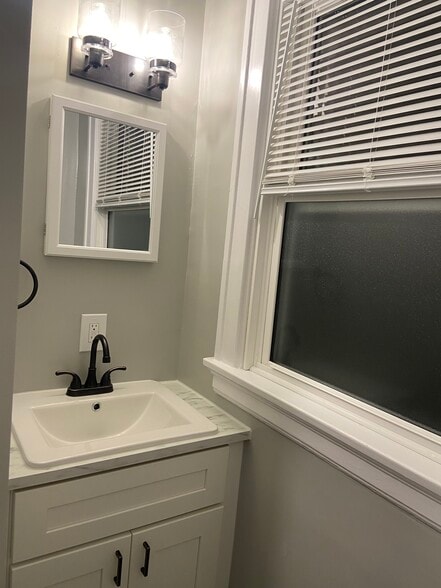 Building Photo - 2112 Cathedral Ave