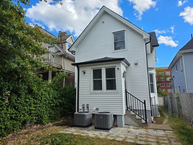 Building Photo - For Rent: Stylish 3-Bedroom Home in Hacken...