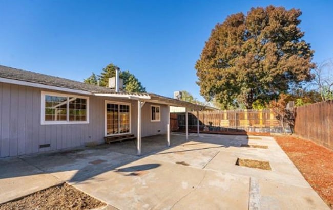 Building Photo - Up-Dated 3 Bedroom 1.5 Baths Centrally Loc...
