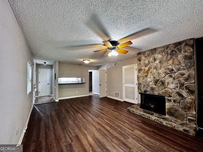 Building Photo - 1060 Falling Water Dr