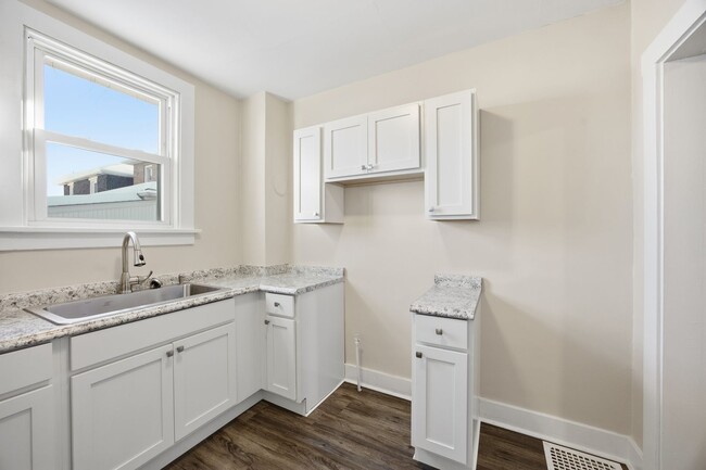 Building Photo - Charming Updated 2BR Home with New Flooring & Rear Porch