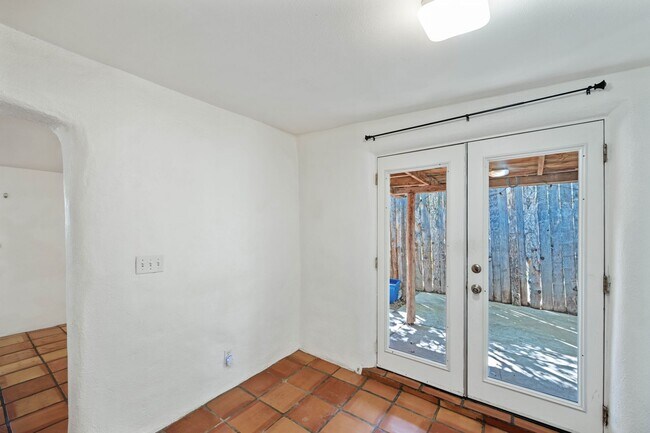 Building Photo - Quaint Studio in Prime Location