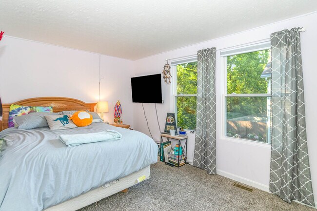 Building Photo - 1071 Stratford Ct