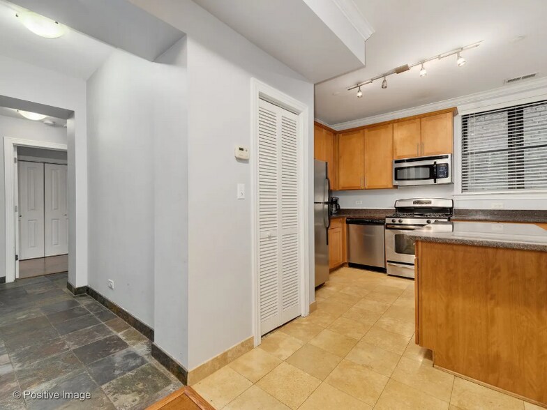 Building Photo - 556 W Deming Pl