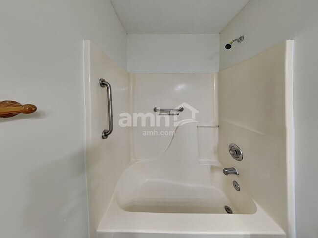 Building Photo - 3402 Mayhurst Dr