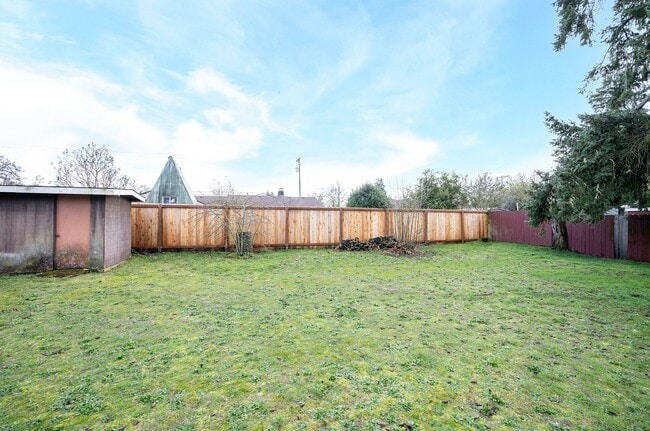 Building Photo - Spacious 4-Bedroom Home with Large Yard, Covered Patio & Garage in Lakewood