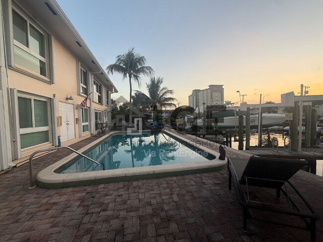 Building Photo - 861 SE 22nd Ave