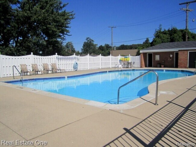 Building Photo - 2420 Parmenter Blvd