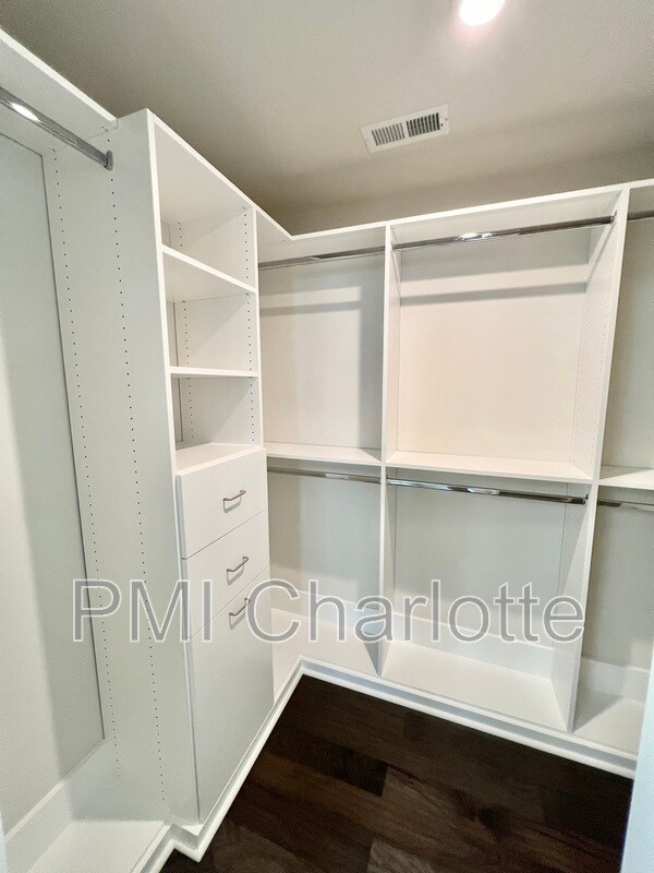 Building Photo - 240 Parkwood Ave