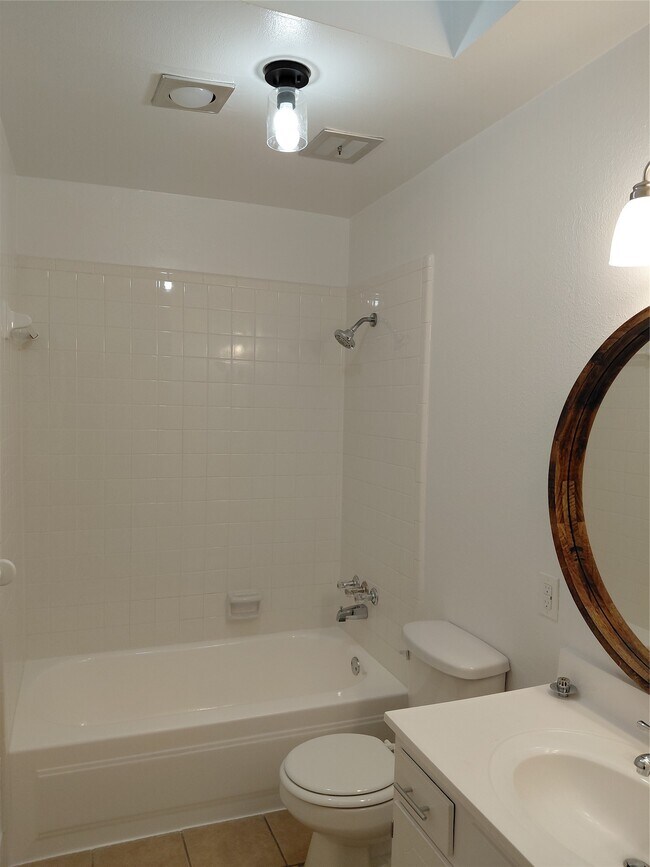 Building Photo - 13150 Trail Hollow Dr