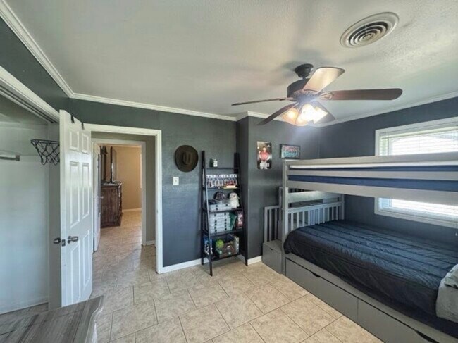 Building Photo - 509 Light St