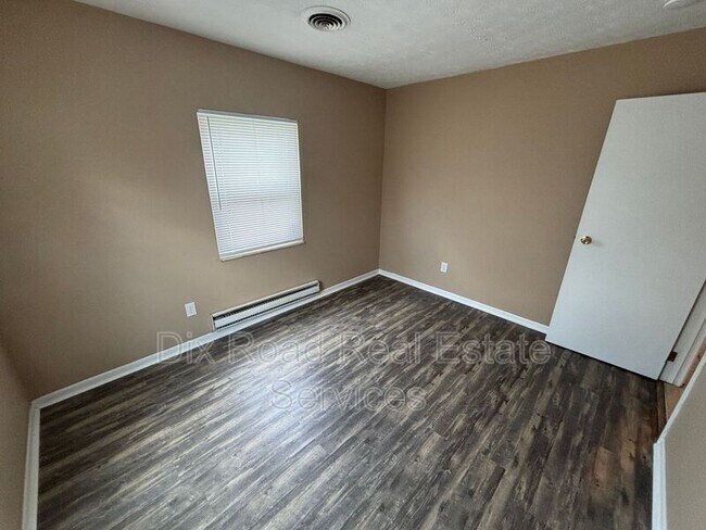 Building Photo - 1080 Azel Ave