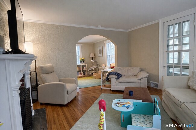 Building Photo - 15 E Main St