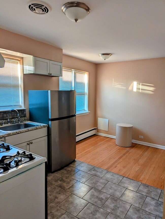 Building Photo - 406 E 109th St