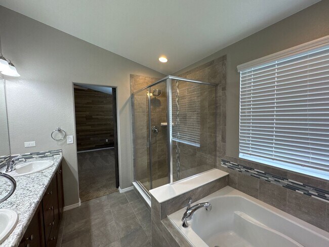 Building Photo - Beautiful stucco 4 bed rancher on premium ...