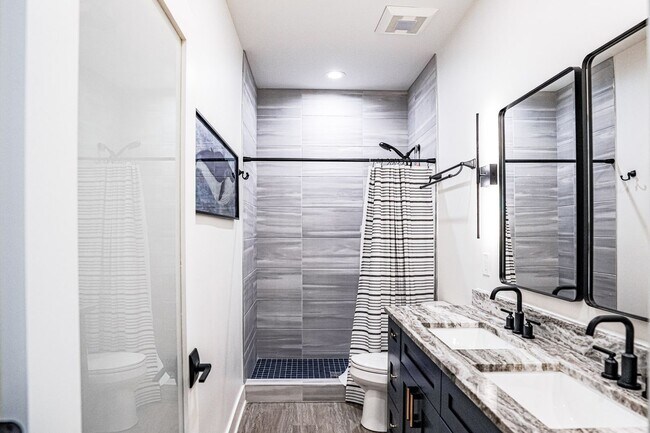 Building Photo - Modern Elegance w/ Garage Parking in Germa...