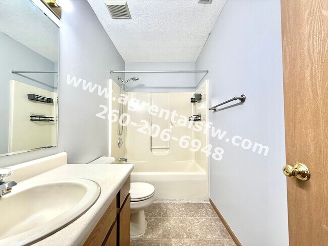 Building Photo - 3 Bedroom House