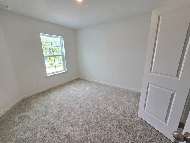 Building Photo - 737 W Oak Dr