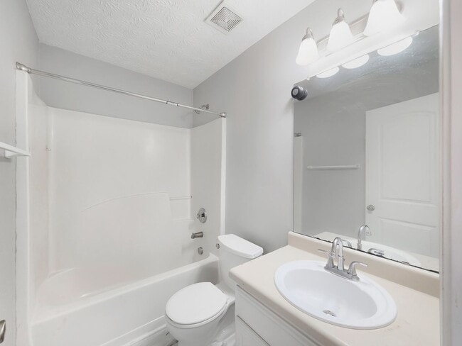 Building Photo - Charming Forest Park Townhome with Modern Finishes