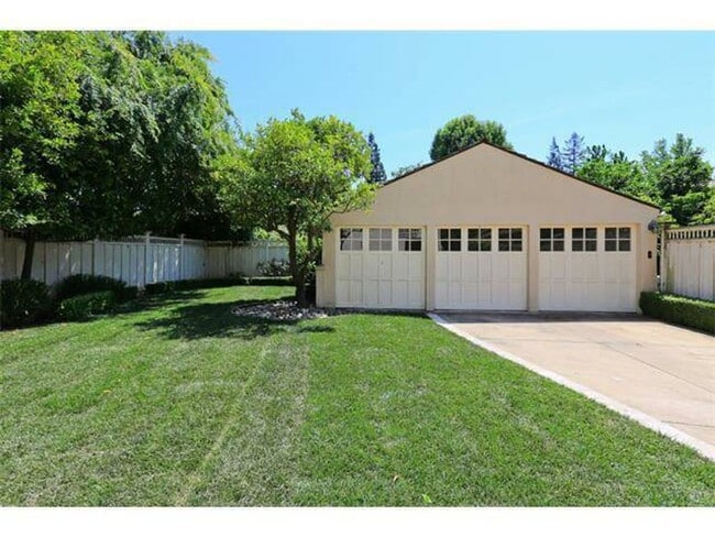 Building Photo - Gorgeous 4 Bed, 3 Bath Home in Desirable C...