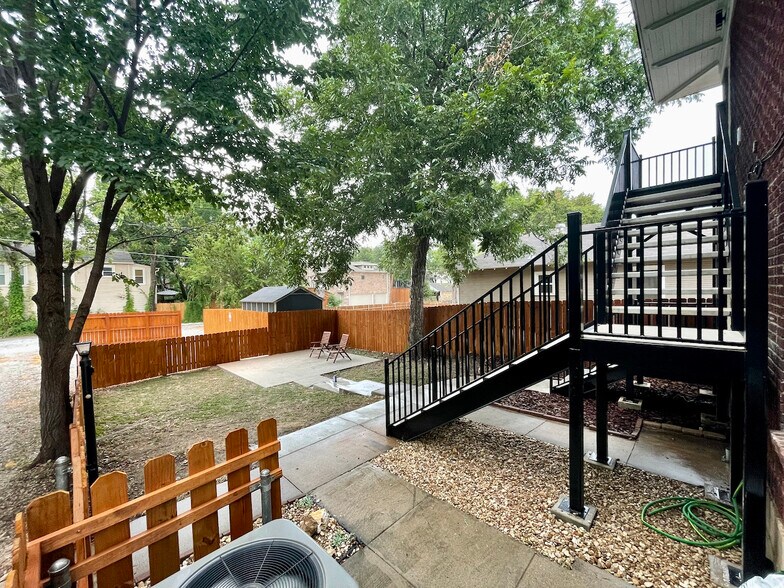 Building Photo - 2556 S University Dr