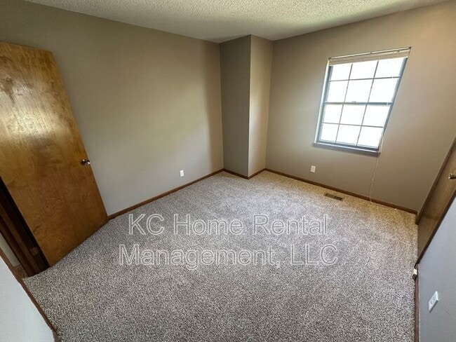 Building Photo - 10037 W 86th Terrace