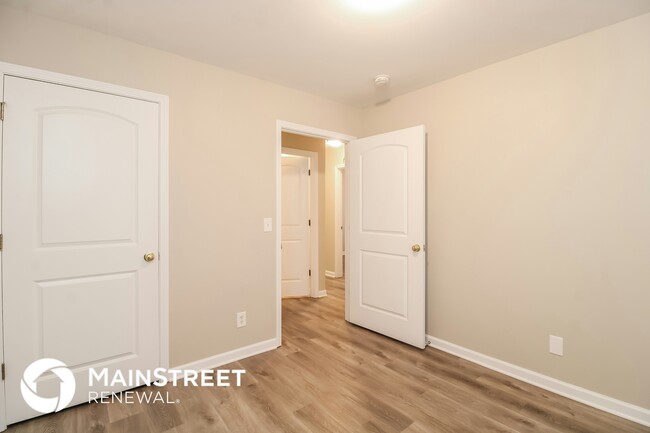 Building Photo - 3923 Springbrook Dr