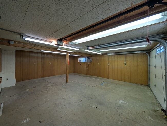 Building Photo - Over Sized 3-Bed, 2.5-Bath SFH w/ 2-Car Garage, & Fenced Backyard!