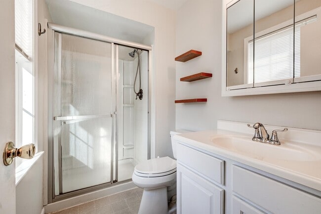 Building Photo - 811 Kings Croft Dr