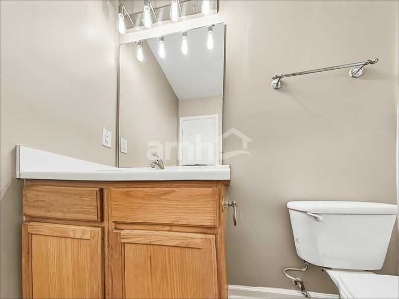 Building Photo - 205 N Fuquay Springs Ave