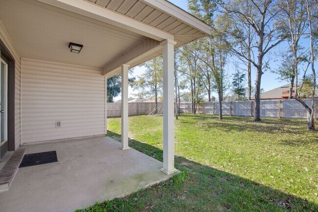 Building Photo - Corner Lot & Fenced 4/2 Ready for Move In!...