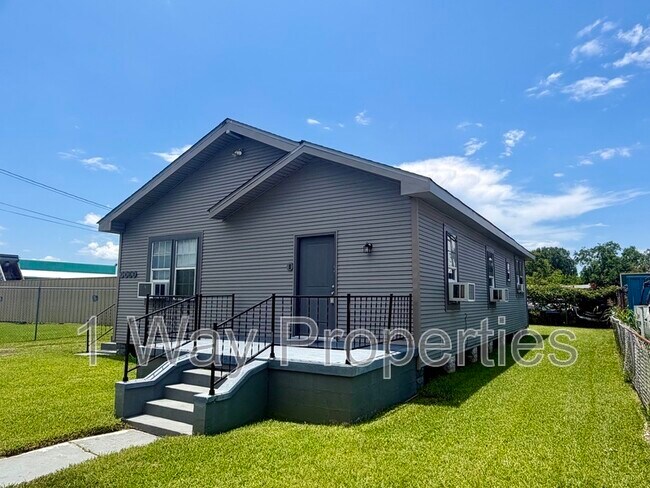 Building Photo - 7409 4th St