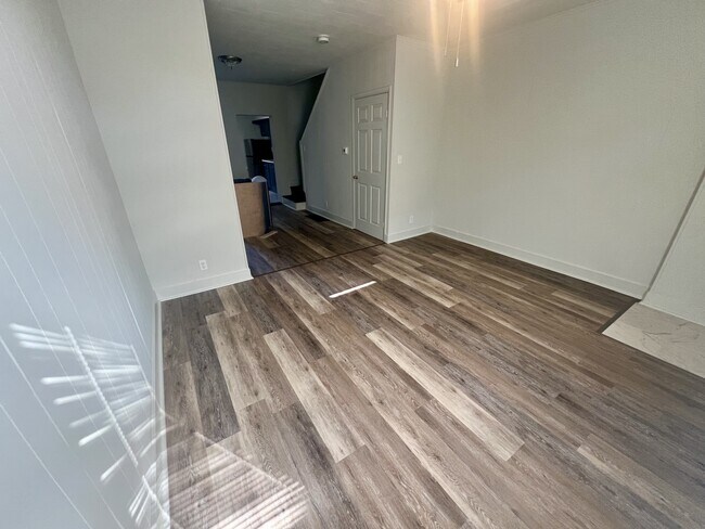 Building Photo - 615 Lake St